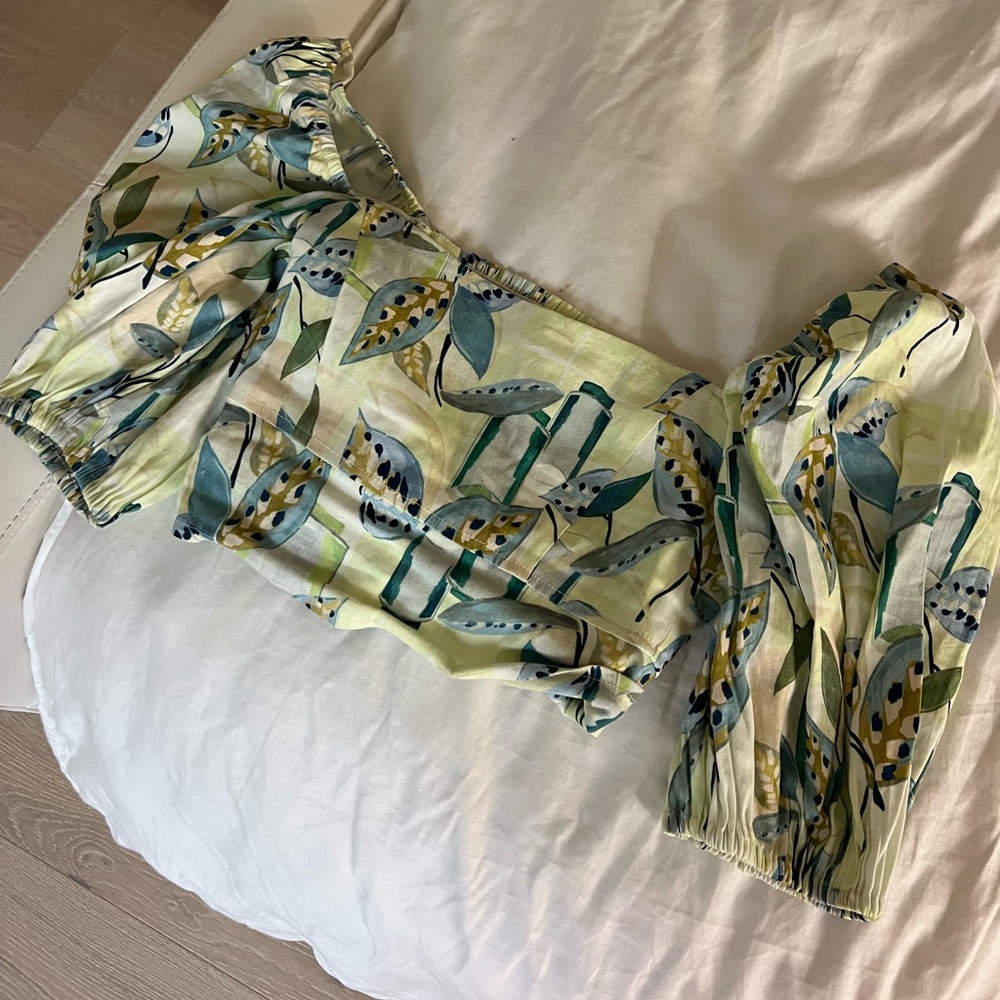 SHORE BRAND SIZE SMALL CROP TOP PUFF SLEEVE
